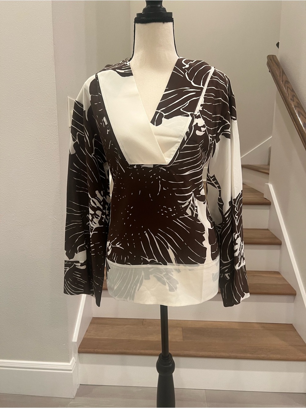 New Banana Republic Silk Brown and White Floral V-Neck Blouse